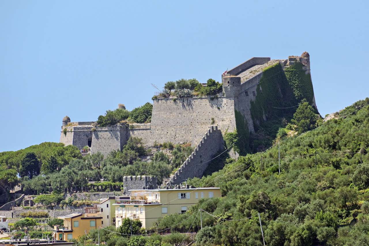 Castello di Doria oltre la città Portovenere puzzle online