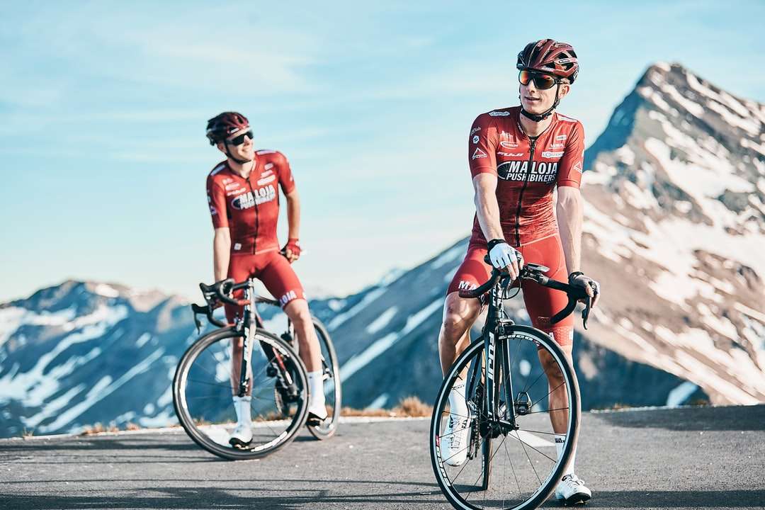 Två män cykling på vägvisning berg Pussel online