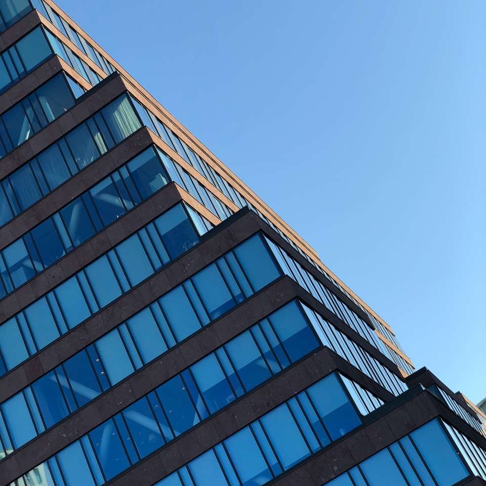 коричнева бетонна будівля під блакитним небом у денний час пазл онлайн