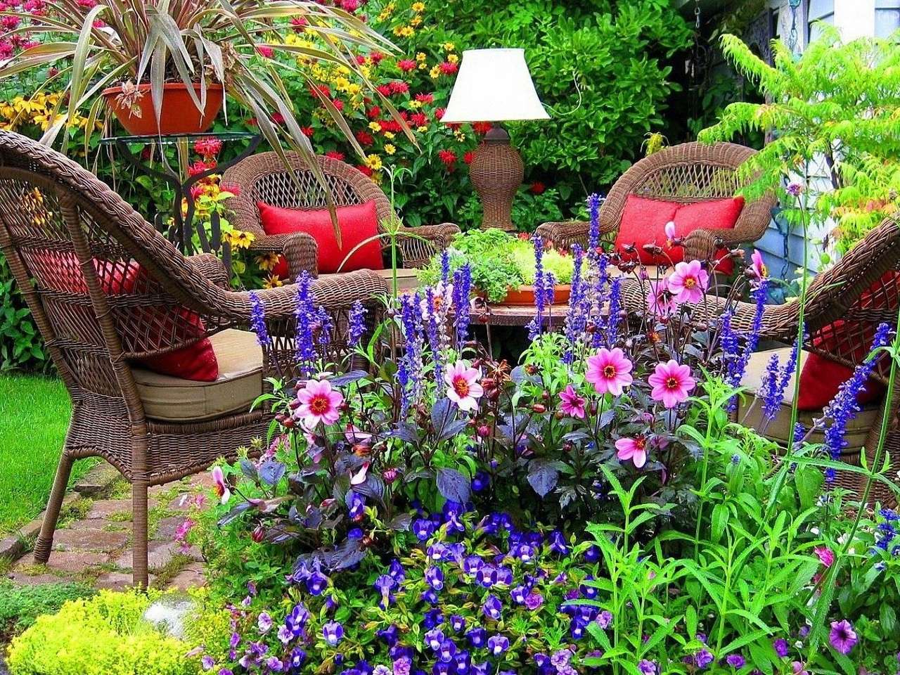 Кофейный уголок с цветами в саду пазл онлайн