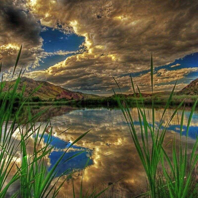 Wolken die in het meer reflecteren online puzzel
