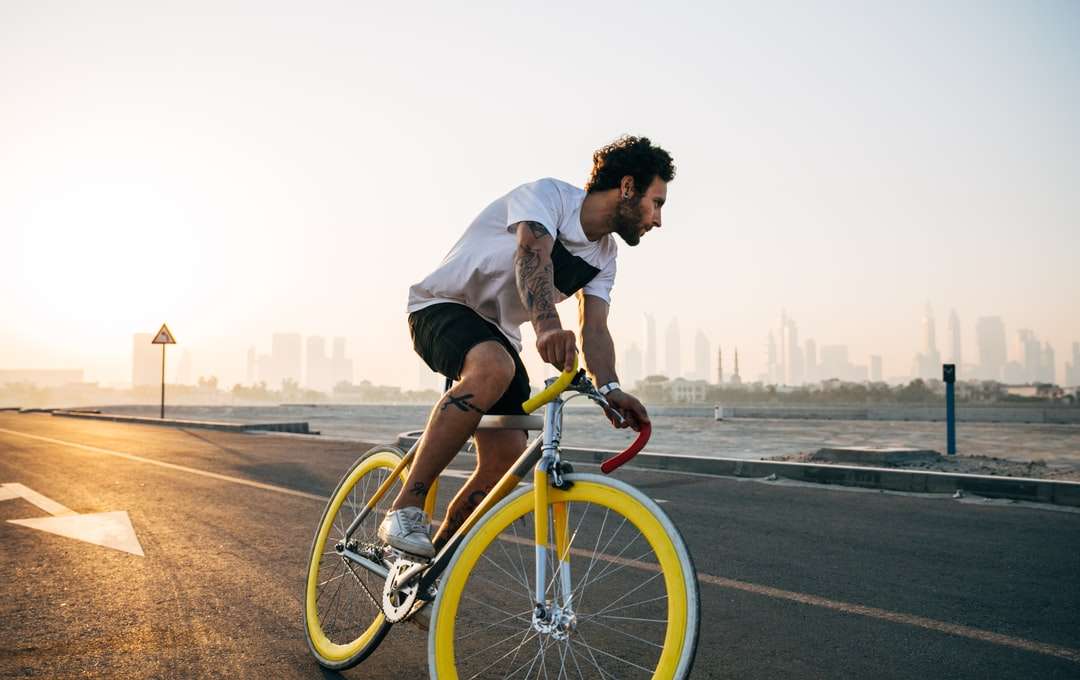 Човекът езда на велосипеда по пътя през деня онлайн пъзел