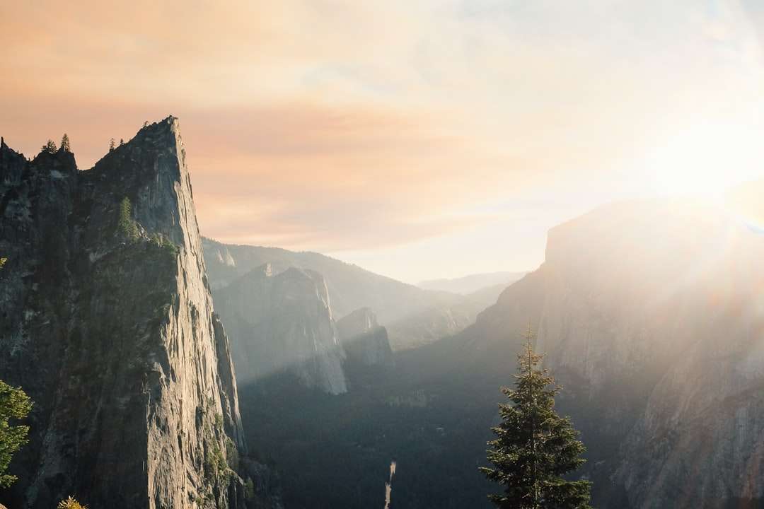 Ansicht des Berges, der mit Sonnenlicht glänzt Puzzlespiel online
