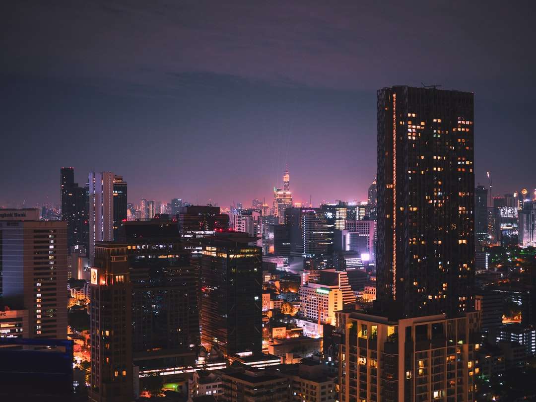 горизонт города в ночное время онлайн-пазл