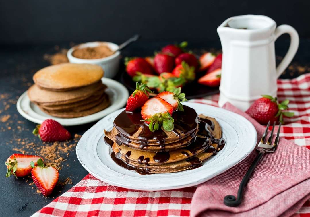 Pancake con sciroppo di cioccolato sul piatto di ceramica puzzle online
