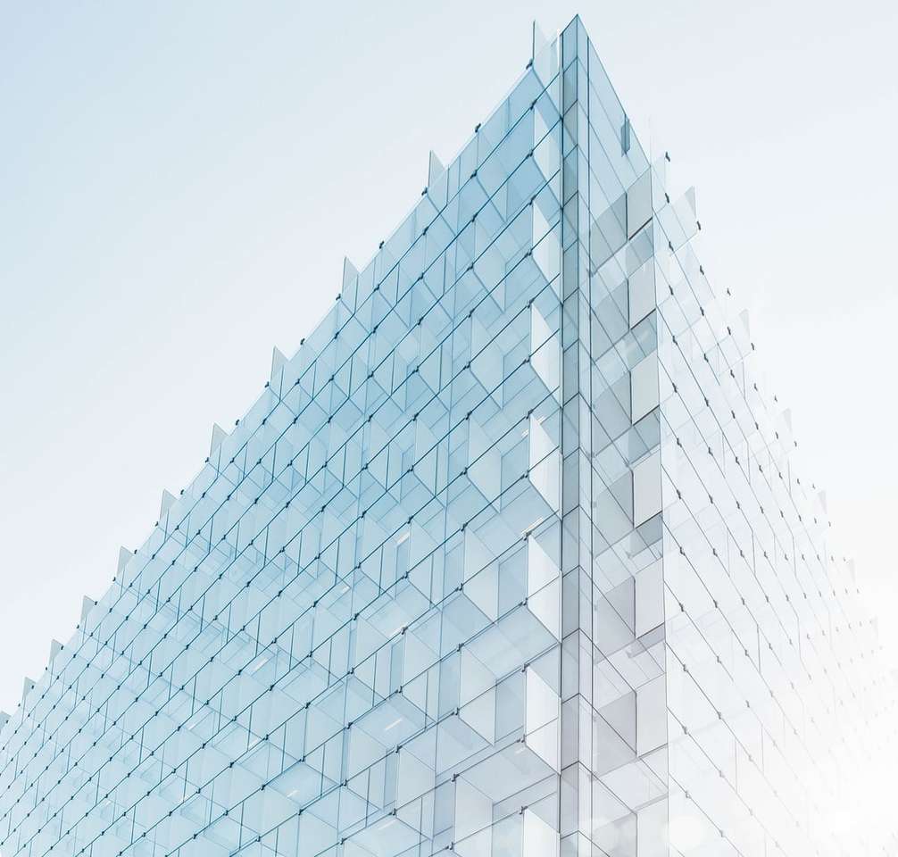 Edificio de vidrio bajo cielo azul claro rompecabezas en línea