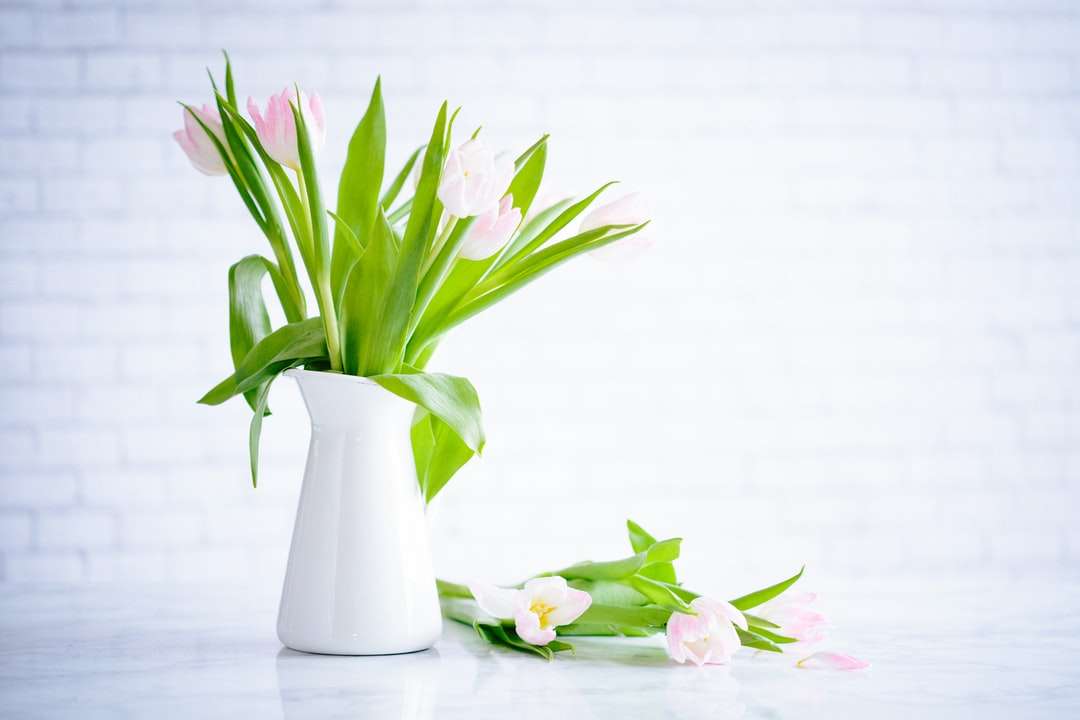 Růžové tulipány na bílé vázy online puzzle