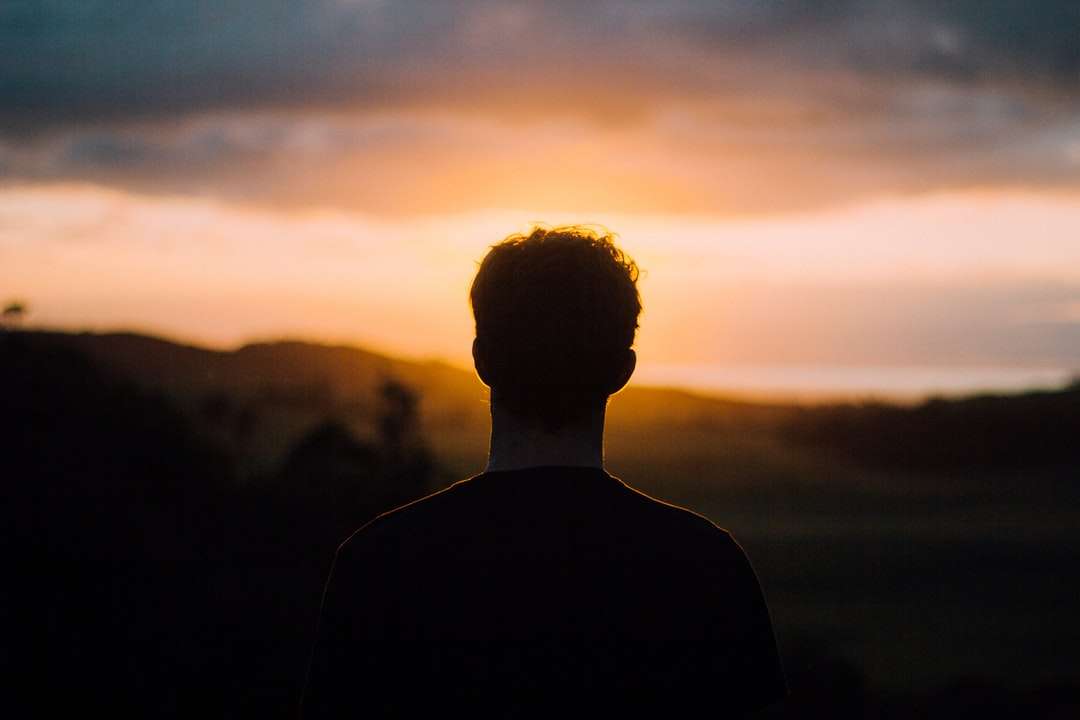 Silhouette eines Mannes mit Blick auf den Sonnenuntergang Puzzlespiel online