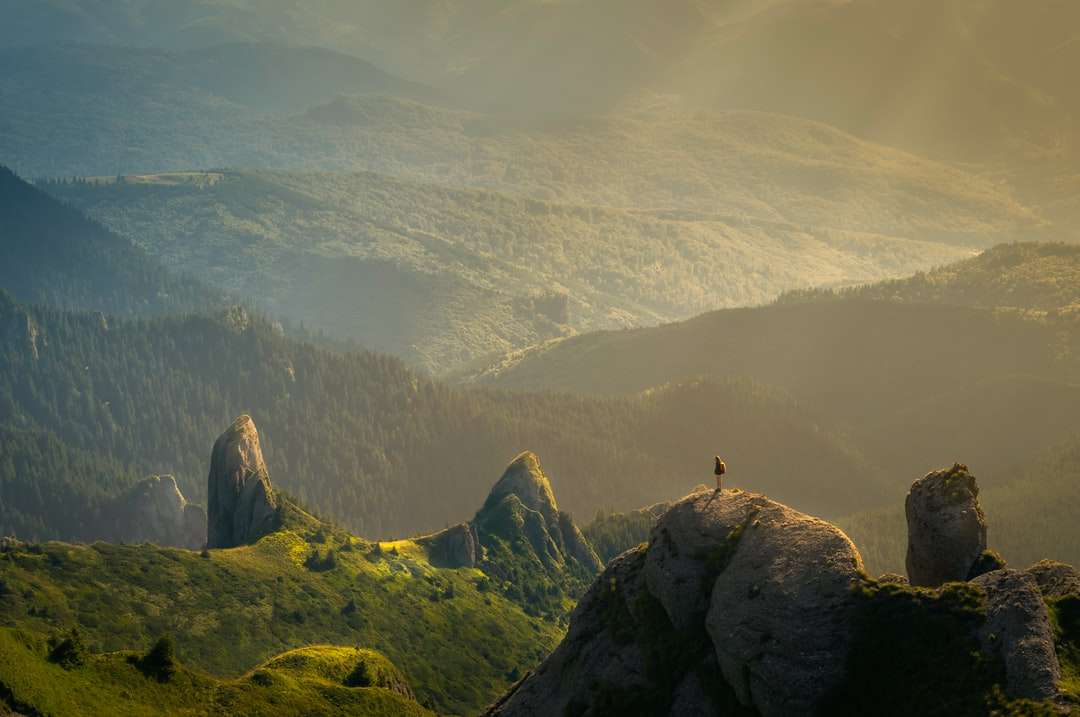 Fotografia da paisagem da montanha atingida por raios de sol quebra-cabeças online