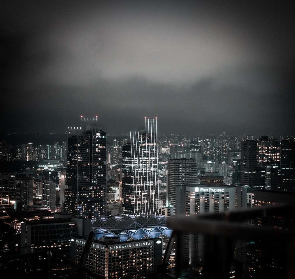 горизонт города в ночное время онлайн-пазл
