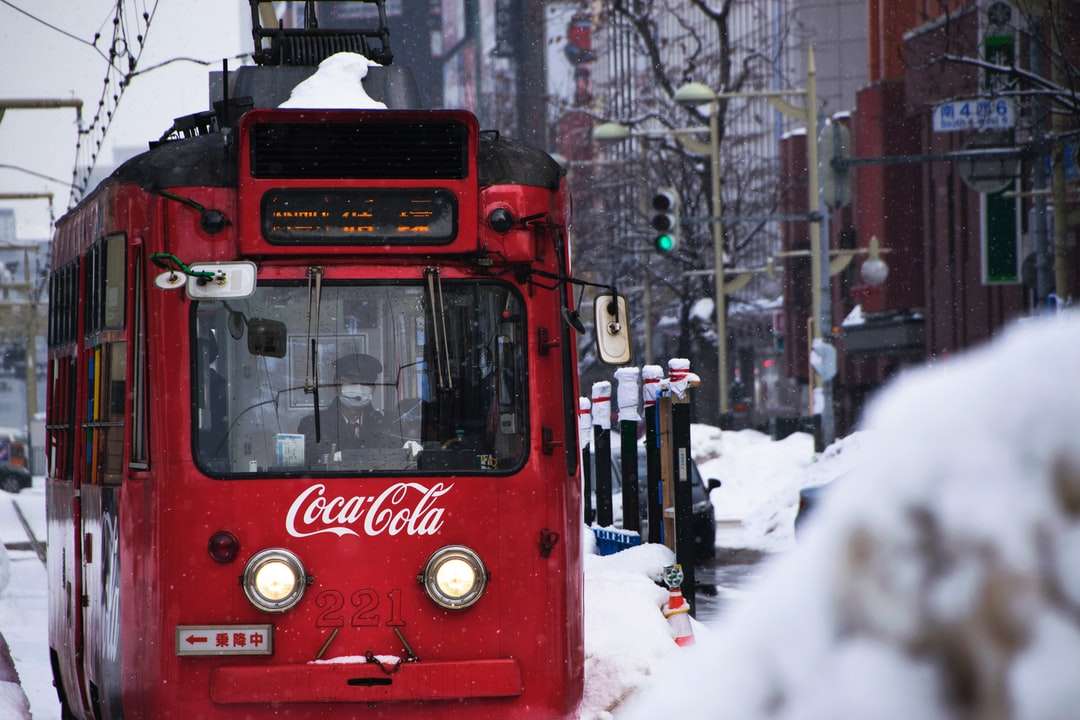 Rote Coca-Cola-Straßenbahn während des Schnees Online-Puzzle