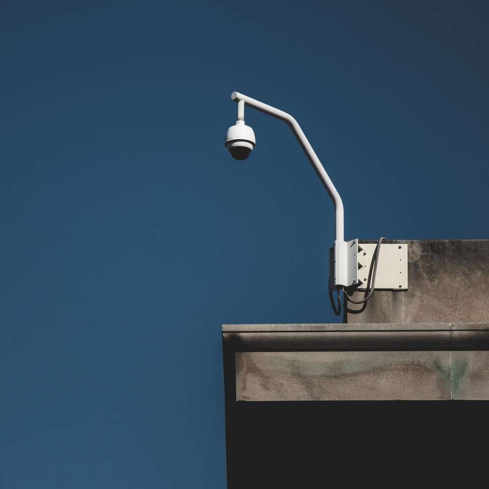 CCTV камера, обесен на върха на сградата онлайн пъзел