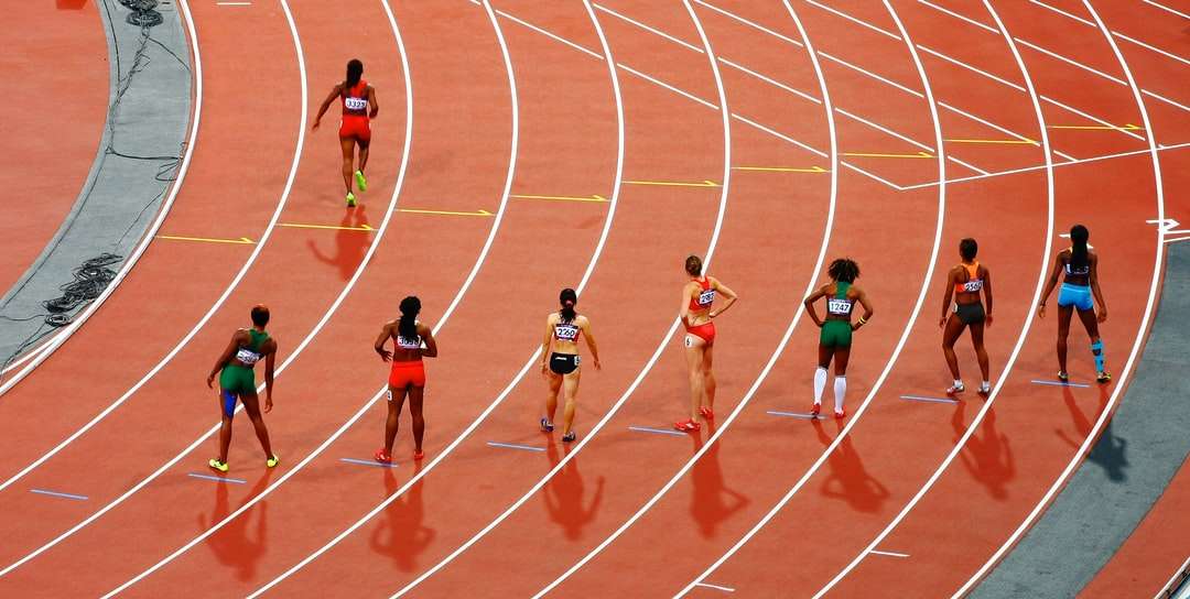 mulheres correndo na pista de corrida durante o dia puzzle online