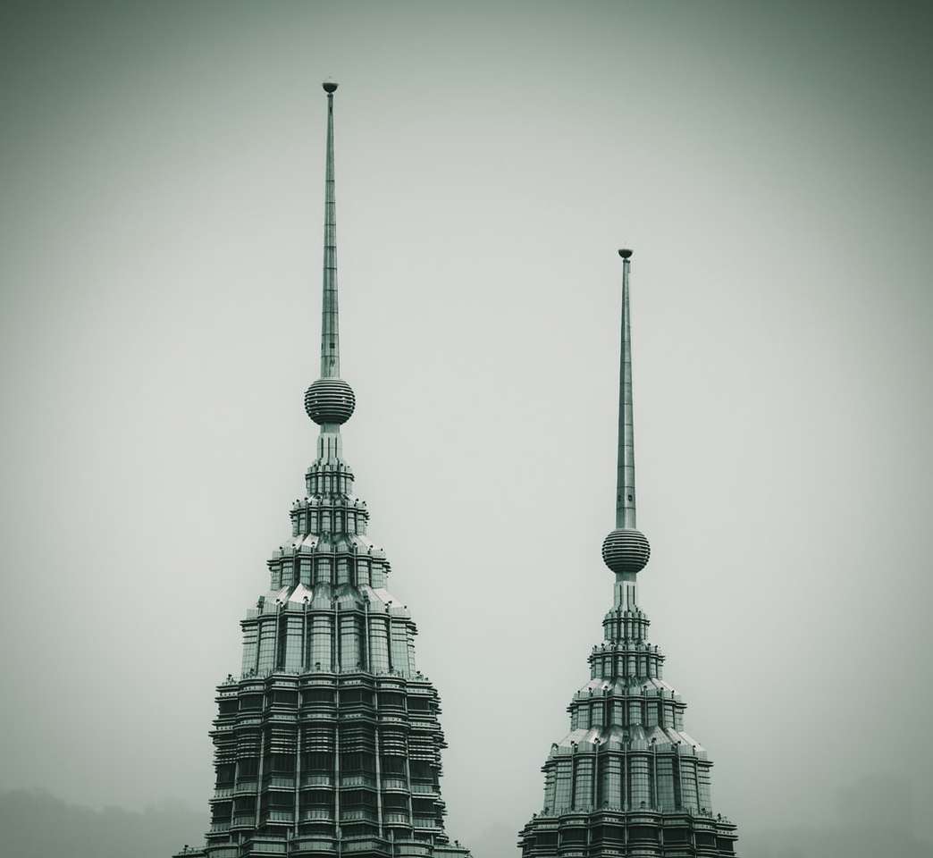 у відтінках сірого фото високої будівлі пазл онлайн