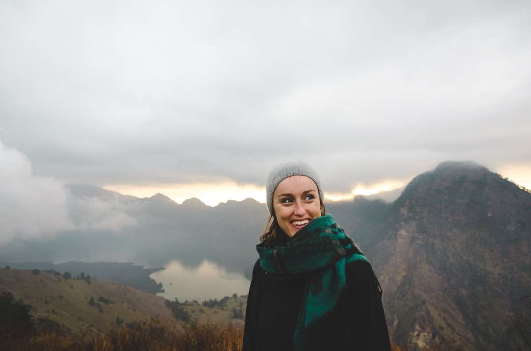 жена със зелен шал се усмихва онлайн пъзел