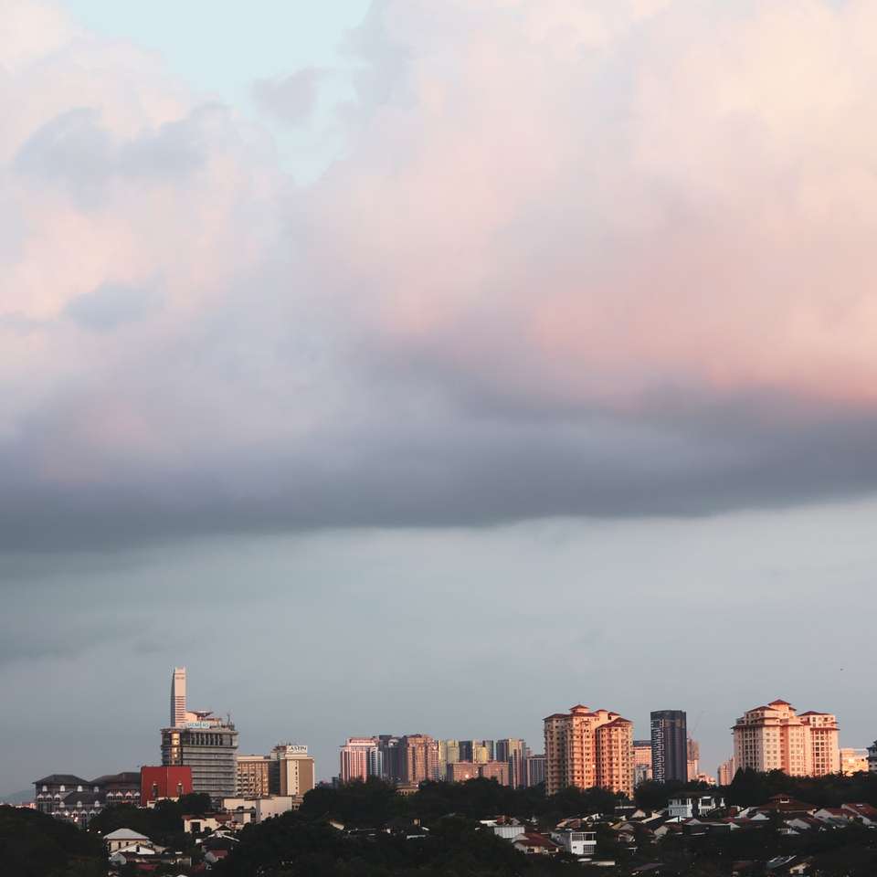 panorama města pod bílými mraky během dne skládačky online