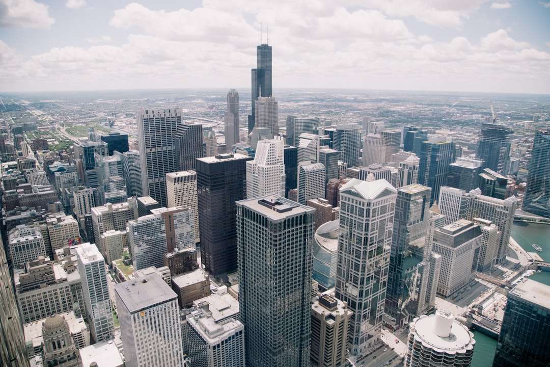 Torre Sears, EE. UU. Bajo nubes blancas en el día. rompecabezas en línea