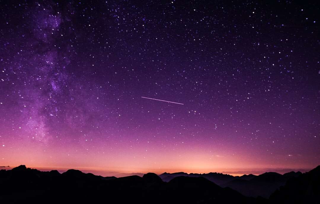 Silhouetfoto van berg tijdens nachttijd legpuzzel online
