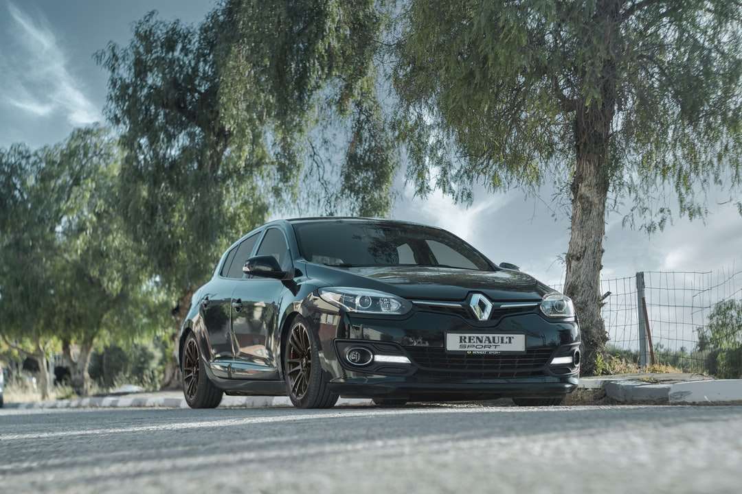 Μαύρο Mercedes Benz Coupe στο δρόμο κατά τη διάρκεια της ημέρας online παζλ