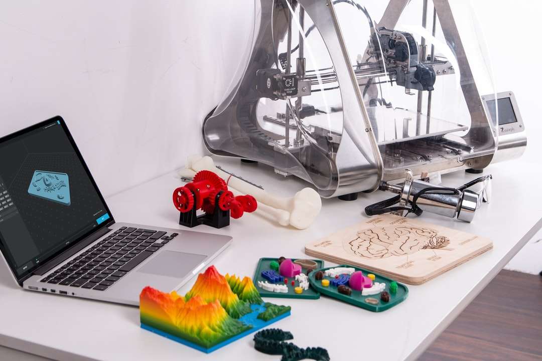 MacBook Pro accanto alla stampante 3D puzzle online