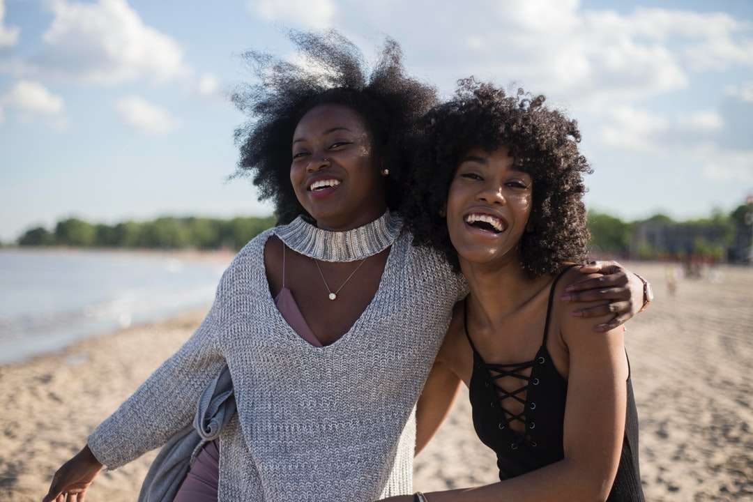 Fotografie ženy vedle jiné ženy na pobřeží online puzzle
