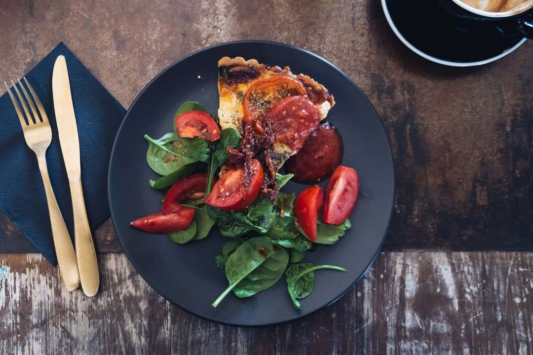 нарізані помідори блюдо на чорну тарілку онлайн пазл