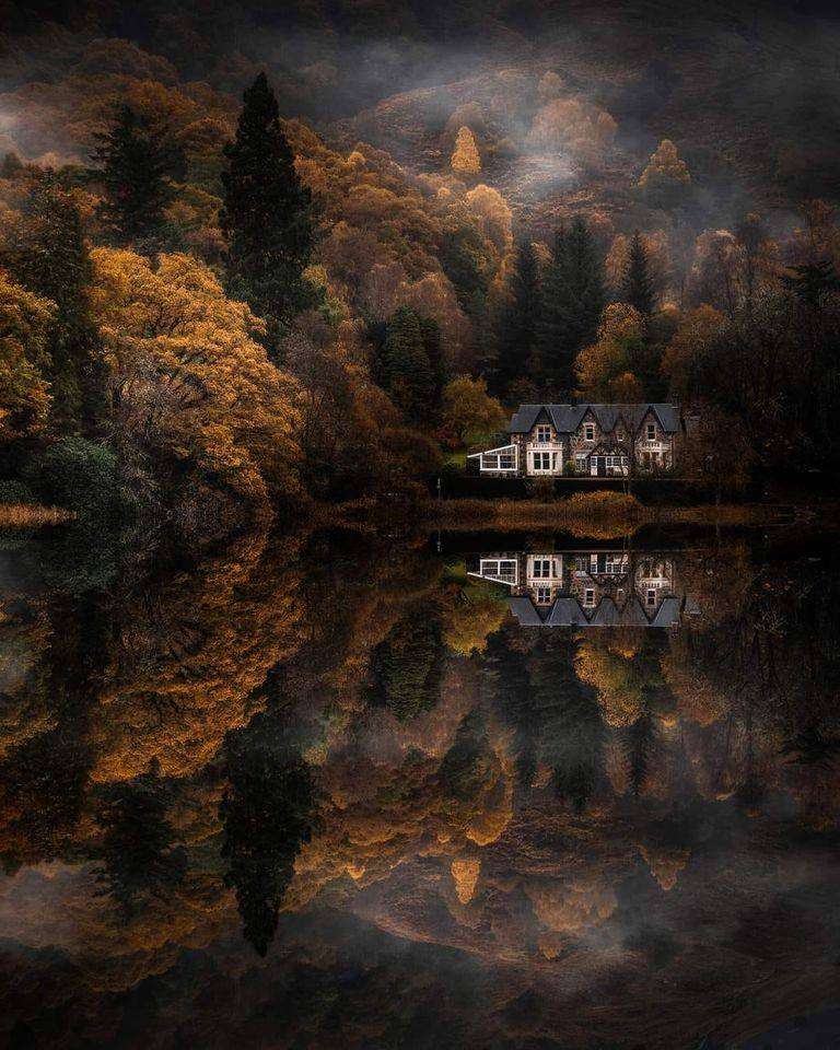 Cottage sur une télécommande recouverte de couleurs d'automne puzzle en ligne