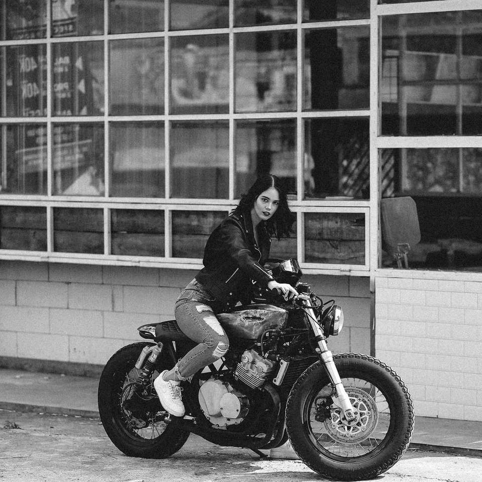 Grayscale foto van man rijden motorfiets legpuzzel online