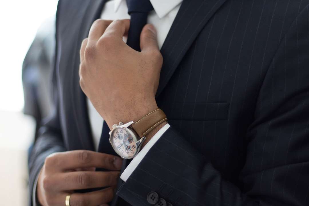мъж, носещ часовник с черен костюм онлайн пъзел