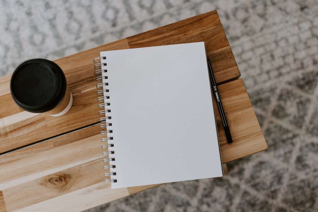 bílý papír na hnědý dřevěný stůl online puzzle
