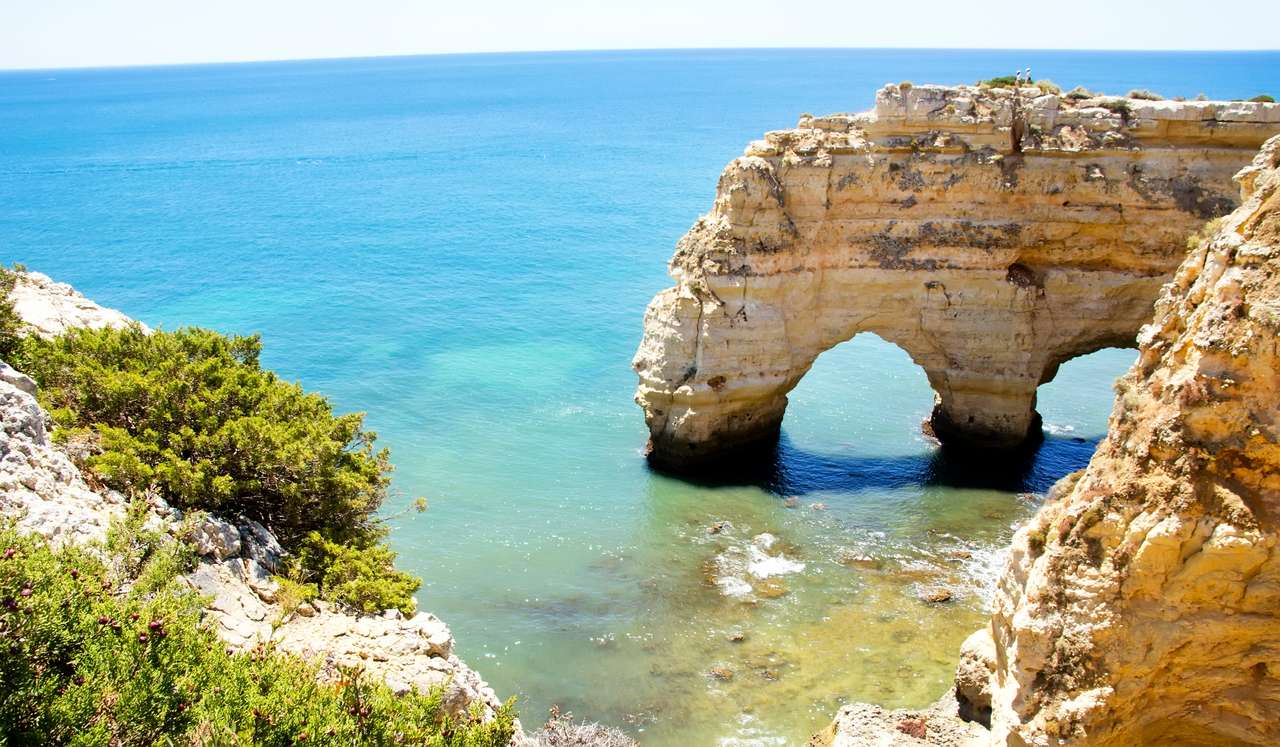 Rock Cliff arcuri pe plaja Marinha, Portugalia jigsaw puzzle online
