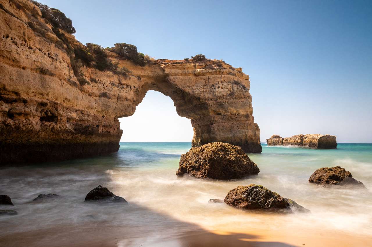 Arco di pietra a Praia de Alberaira, Lagoa, Algarve, Portogallo puzzle online