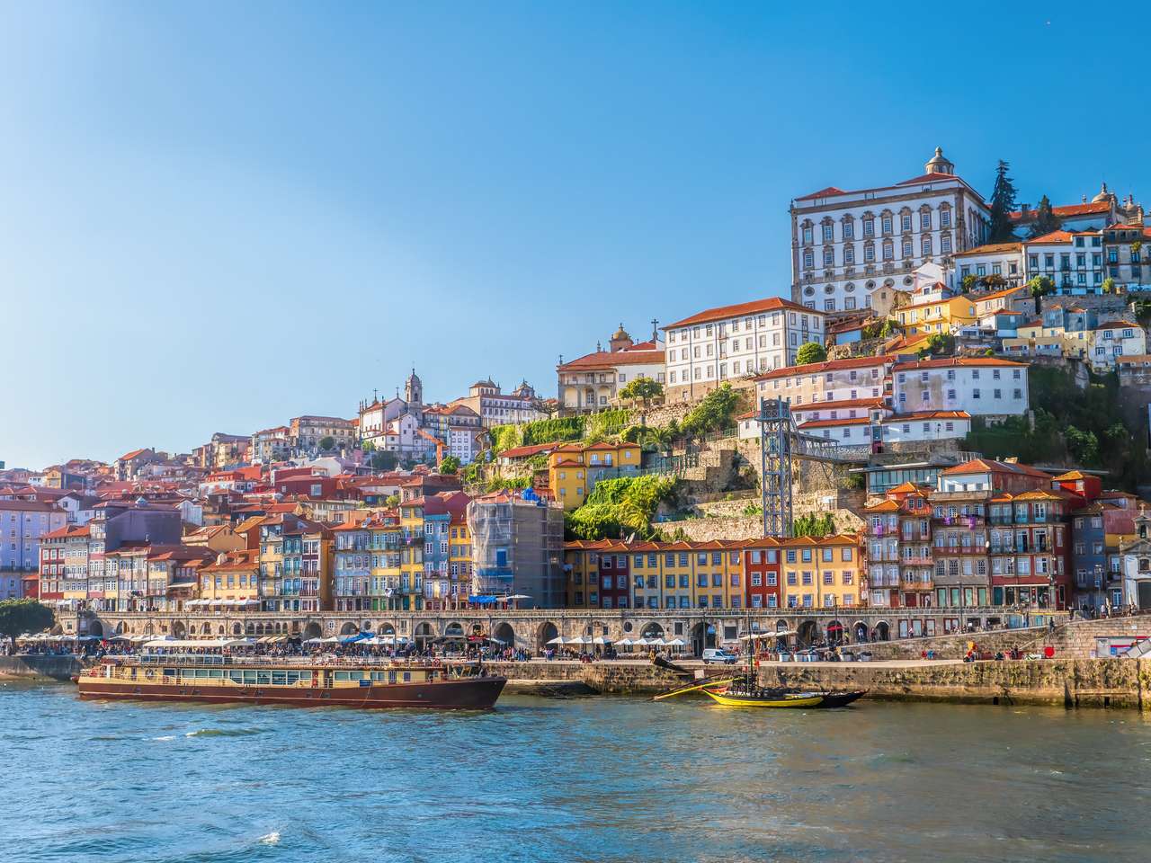 Panoráma régi Porto Townhouses a Douro folyó, Portugália kirakós online