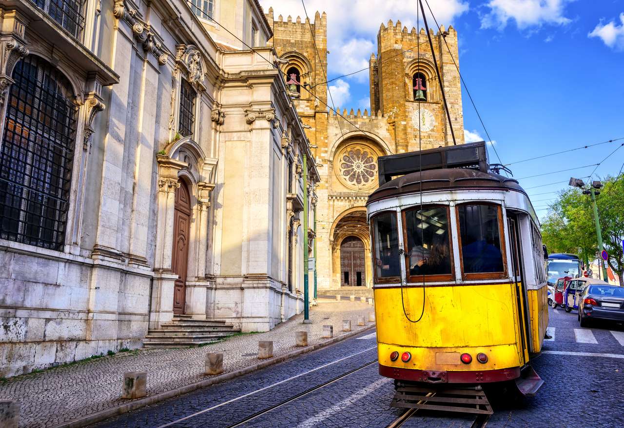 Tram jaune historique devant la cathédrale de Lisbonne, Alfama, Lisbonne, Portugal puzzle en ligne