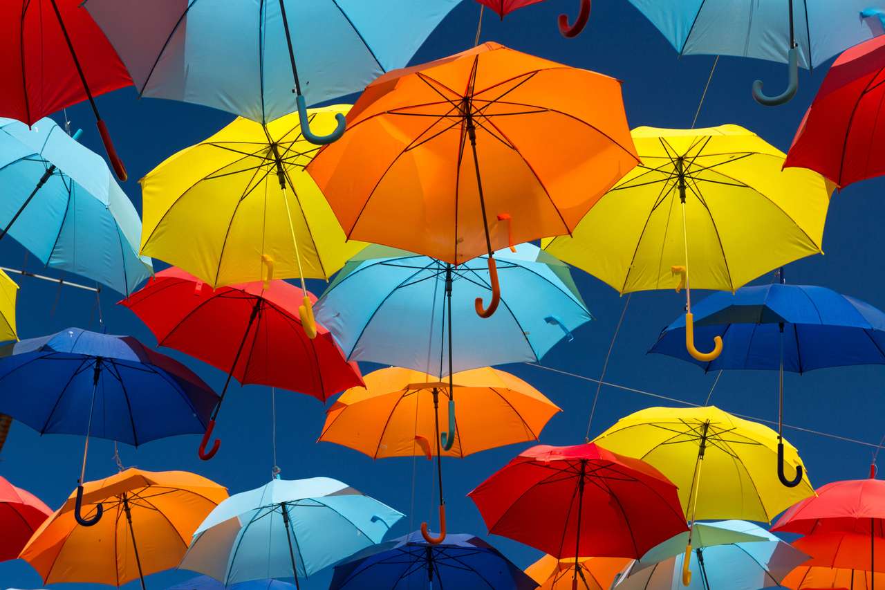 Множество зонтиков, раскрашивающих небо в городе Агуеда, Португалия онлайн-пазл