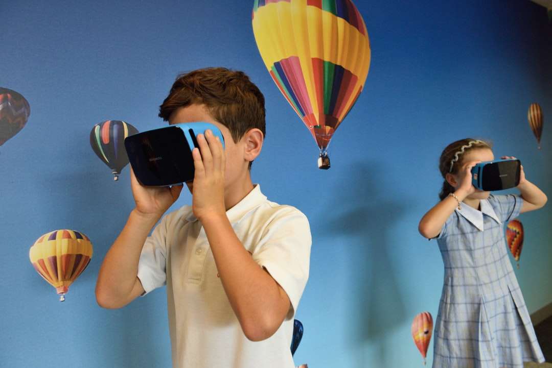 Junge und Mädchen verwenden VR-Brillen Online-Puzzle