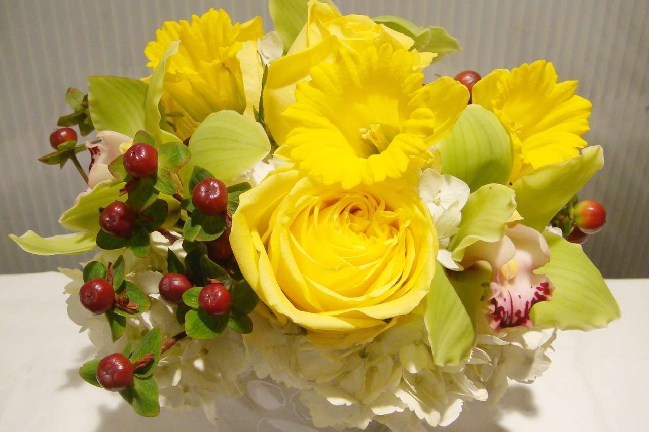 Μπουκέτο από κίτρινα λουλούδια παζλ online