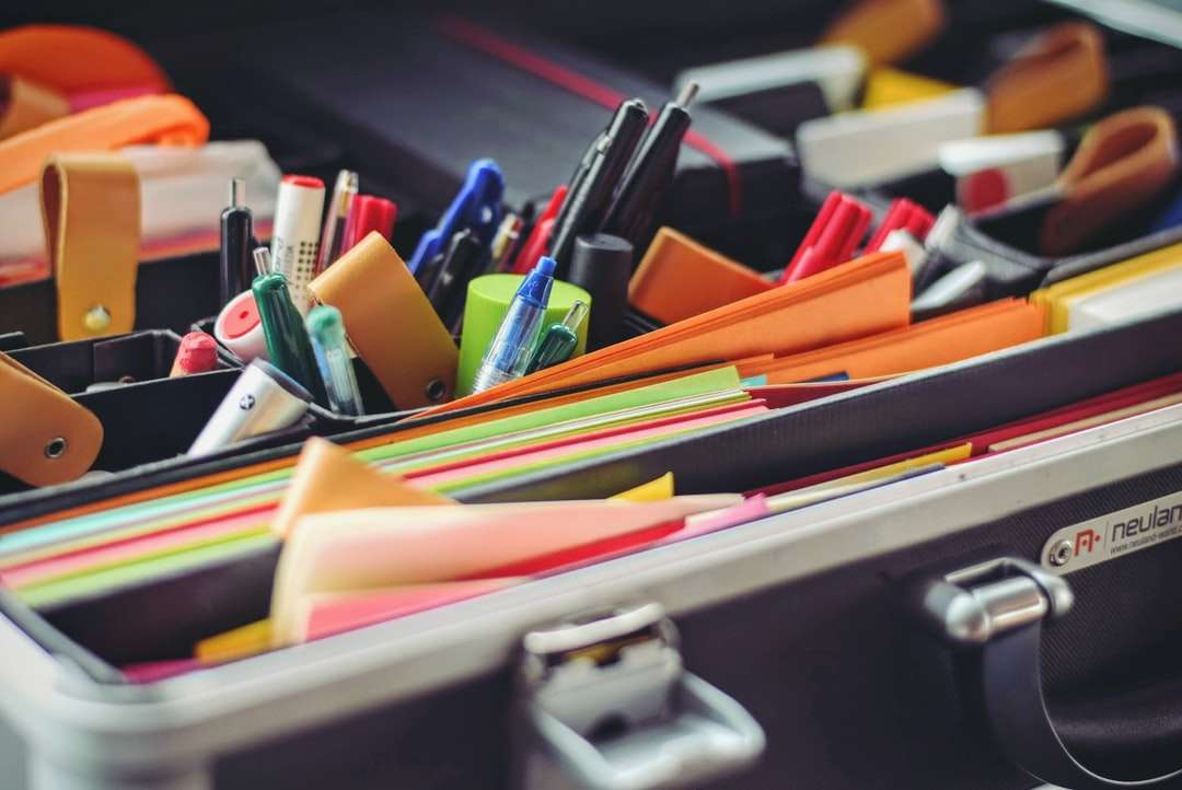 асортирани писалки и цветни документи в случая на организатора онлайн пъзел