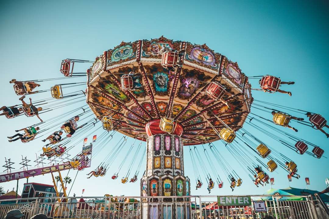 fotografi av människor som rider swing carousel pussel på nätet