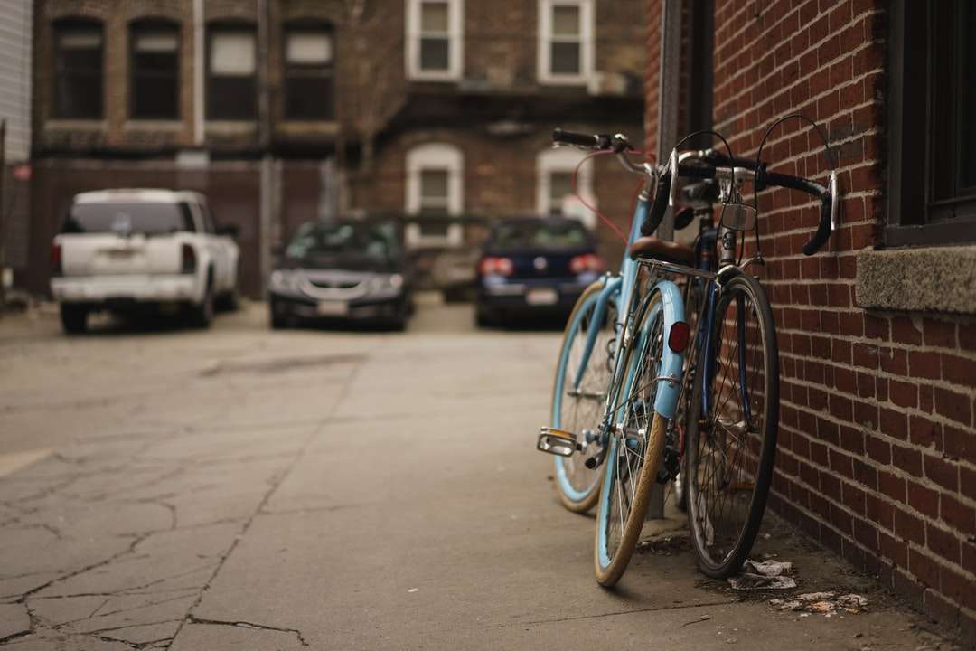 Două biciclete albastre de oraș jigsaw puzzle online