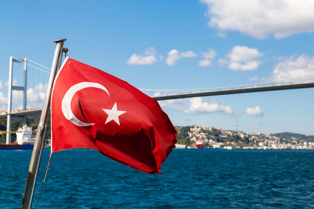 Türkische Flaggeansicht vom Bosphorus, mit Meer und Brücke Online-Puzzle