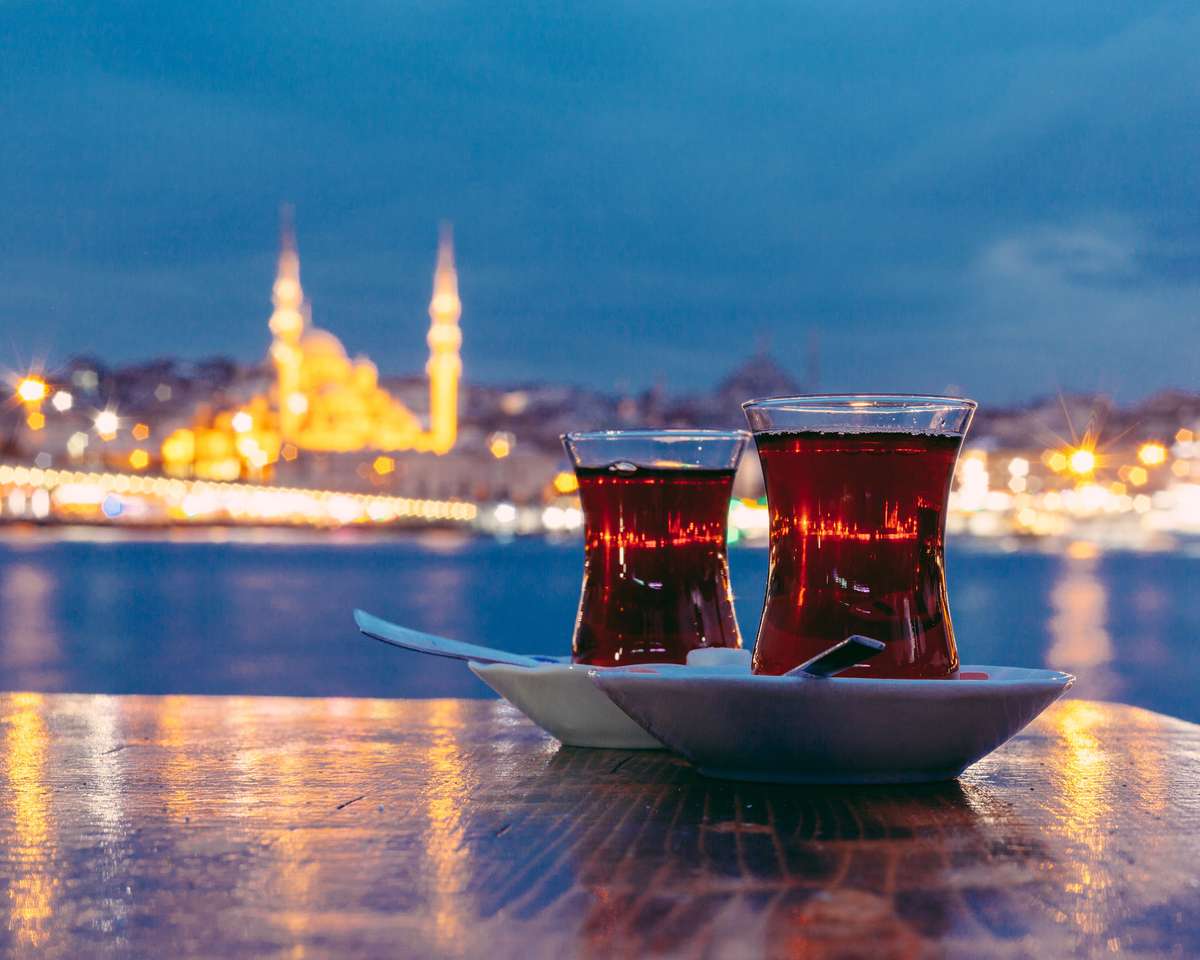 Typiskt turkiskt te med Istanbul stad på bakgrunden Pussel online