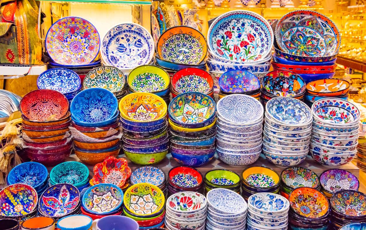 Lampes authentiques multicolores suspendues au Grand Bazar à Istanbul, Turquie puzzle en ligne
