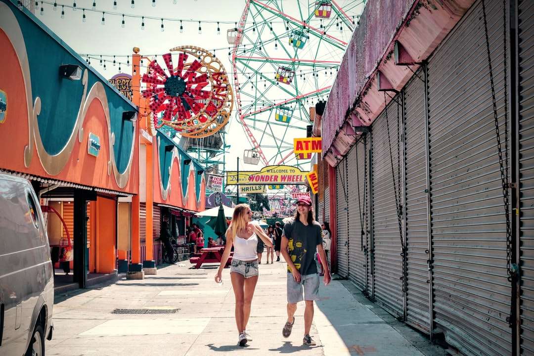 Twee vrouwen die op amusementspark lopen legpuzzel online