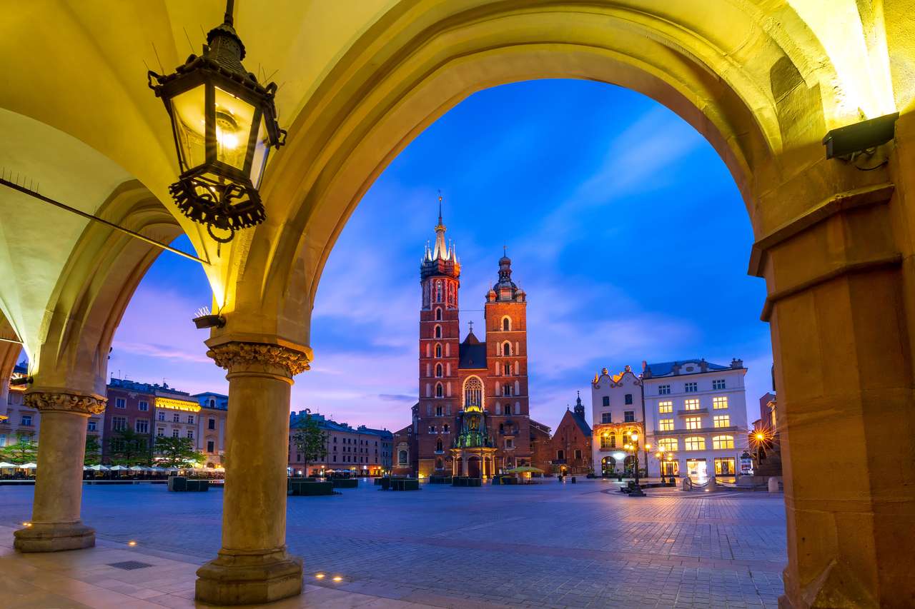 Basilika der Heiligen Maria auf dem mittelalterlichen Hauptmarktplatz, wie vom Krakau-Tuch gehalten, der bei Sonnenuntergang, Krakau, Polen gehalten Online-Puzzle