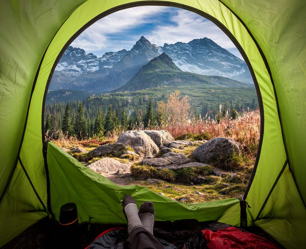Blick vom Zelt zum Tatras bei Sonnenuntergang im Herbst Puzzlespiel online