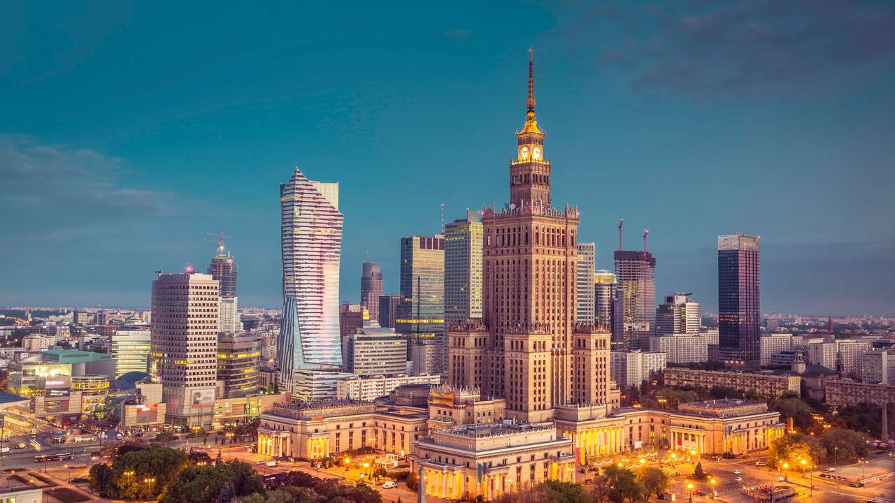 Вид с воздуха на восход солнца в центре Варшавы, Польша онлайн-пазл