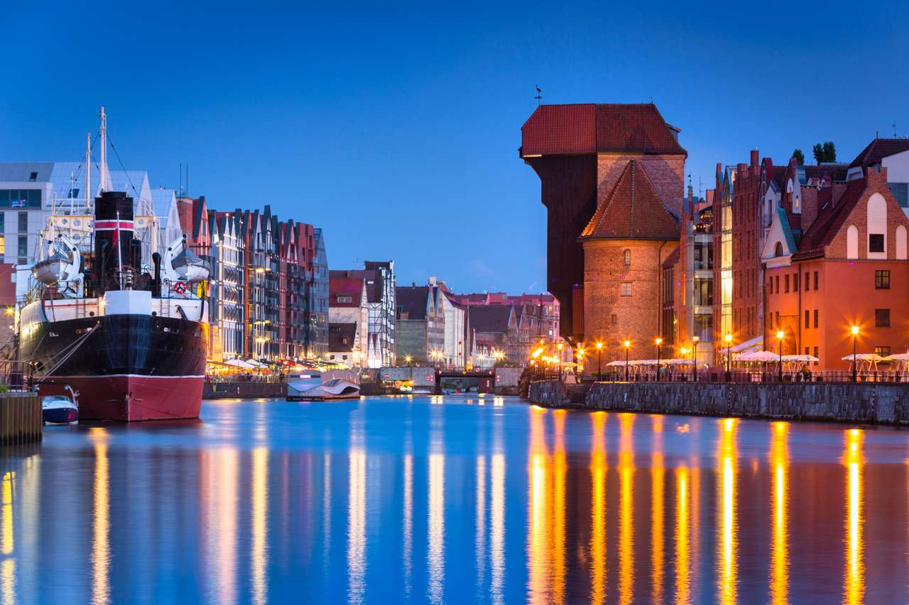 De oude stad van Gdansk met geweldige architectuur in de schemering, Polen legpuzzel online