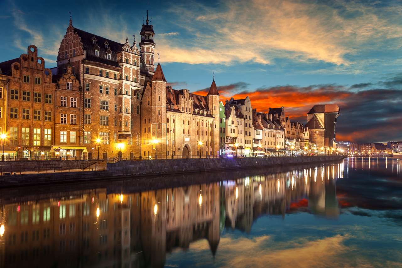La rivière avec la grue caractéristique de Gdansk, Pologne. puzzle en ligne
