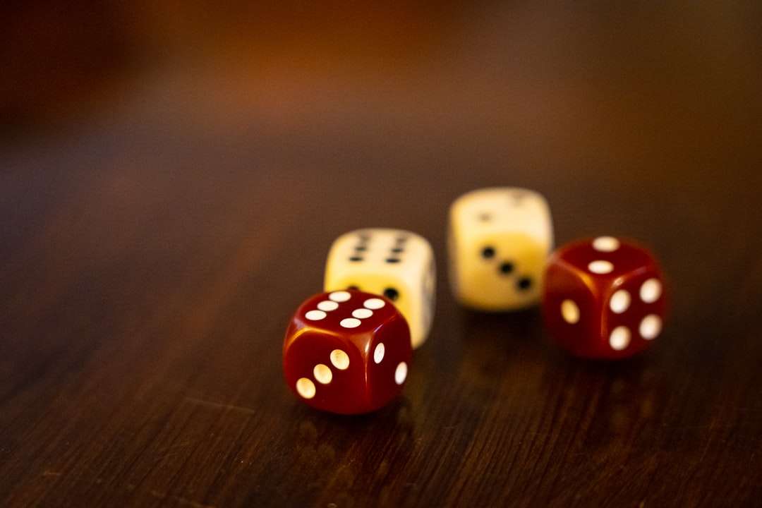 Sieben weiße und rote Würfel auf braunem Holztisch Puzzlespiel online